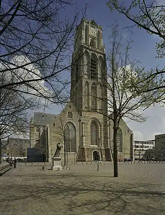 Zicht op het plein met het standbeeld en de kerk (2004).