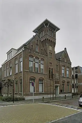 Raadhuis van Amstelveen uit 1896 aan de Dorpsstraat. Dit werd gebouwd nadat het raadhuis aan de Amsteldijk moest worden verlaten.