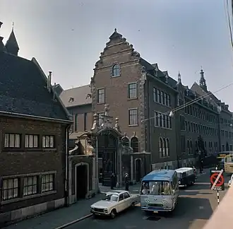 Het Canisianum aan de Tongersestraat, begin jaren 1970. In het midden de barokke inrijpoort van het Huis Vilain XIIII. Linksboven nog net zichtbaar een toren van de later afgebroken Heilig Hartkerk