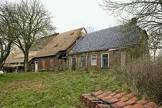 Vooraanzicht van de boerderij tijdens de restauratie