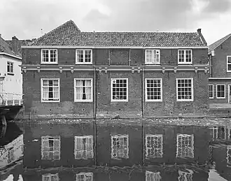 Overzicht van de rechter zijgevel van de voormalige stadstimmerwerf, maart 1966