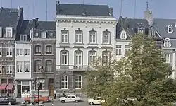 Markt 28 (het brede witte pand), op de plek van de Sint-Catharinakerk