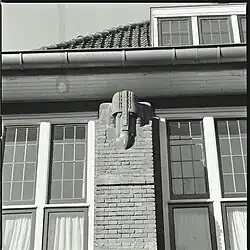 Terracotta kop van een "wachter" (1920) op het Christelijk Internaat te Zeist