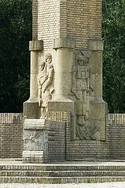 Basis van de gedenknaald - met zicht op de voorzijde van een van de armen