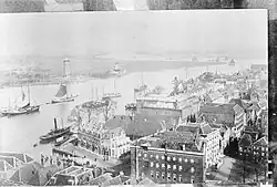 Gezicht vanaf de Grote Kerk op het Nieuwe Werk met vooraan de zijgevel van de Blauwpoort