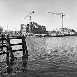 Appartementen in aanbouw aan de Sluiskade (1980)