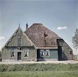 West-Friese stolp te Wognum met een uitstekend voorhuis