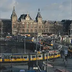 Druk tramverkeer op en bij de Middentoegangbrug, met rechts boven lijn 13 de Duiventil van Dick Slebos; 1975.