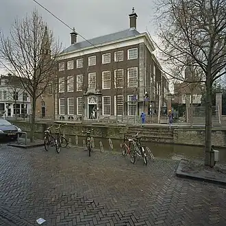 De voorgevel van het Meisjeshuis in 2005