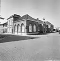 Tweezijdig aangebouwd stadhuis van één bouwlaag en een kapverdieping hoog