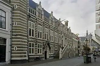 Langestraat met links het stadhuis van Alkmaar en in de verte de Grote of Sint-Laurenskerk