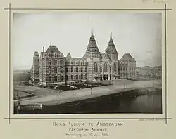 Rijksmuseum rond 1885. Een borstbeeld van Cuypers bevindt zich tegen de zuidelijke gevel van een van de torens.