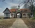 Het poortgebouw voor de restauratie