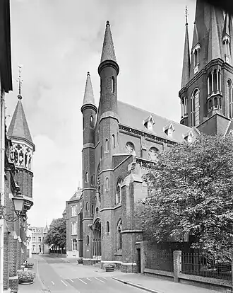 Oude Markt met de Basiliek van Onze-Lieve-Vrouw van het Heilig Hart