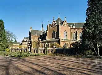 Zicht op de zuidgevel met Heilig Hartbeeld