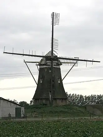 De molen voor de restauratie