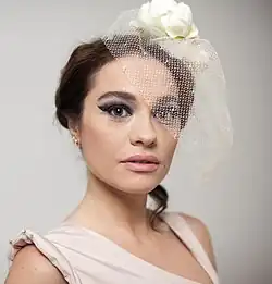 Fascinator met tule en bloem