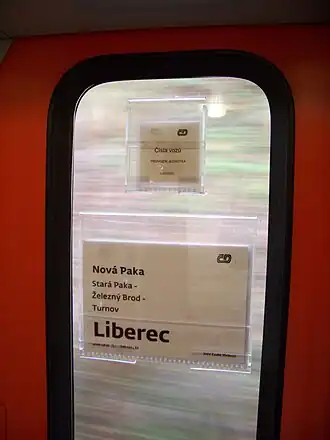 Plastiek koersbord aan deurraam