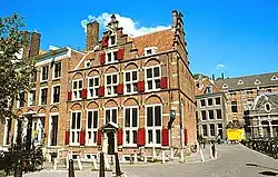 Huis aan de Drie Grachten, OZ Voorburgwal 249.