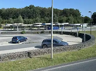 Het P+R-terrein met parkeerplaats en haltes gezien vanaf de N34 (2024)