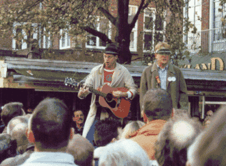 Pé en Rinus tijdens een optreden in de Herestraat in Groningen in 2000