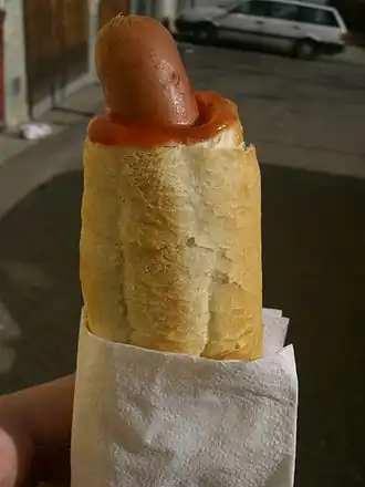 Een párek v rohlíku met ketchup