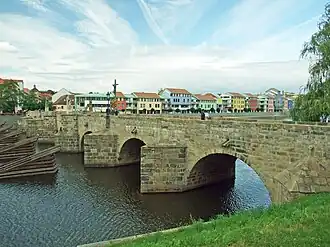 De Stenen brug van Písek gezien vanuit het oosten.