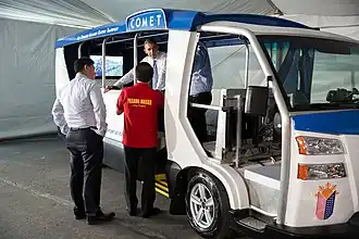 Sigfrido Tiñga (geheel links) toont de nieuwe volledig elektrische COMET aan de Amerikaanse president Barack Obama