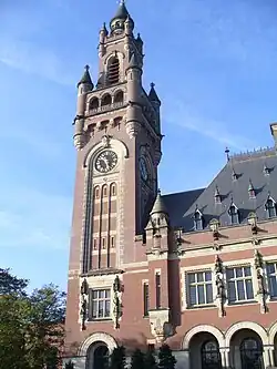 Klokkentoren van het Vredespaleis in Den Haag