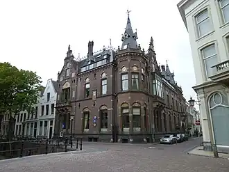 Sic Semper gezien vanaf de Pausdambrug