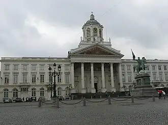 Koningsplein met links op de foto het Grondwettelijk Hof, naast de St. Jacobskerk.