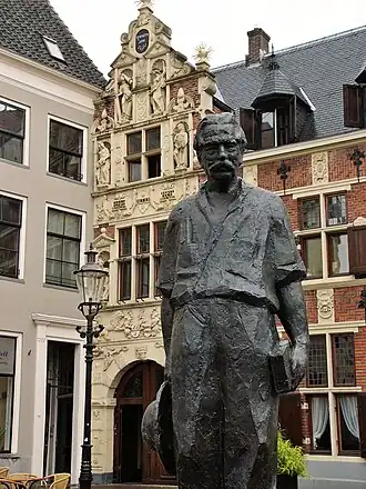 Standbeeld van Albert Schweitzer, met op de achtergrond het Penninckhuis