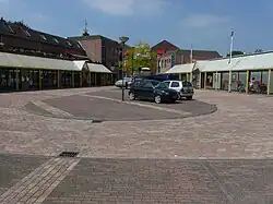 Winkelcentrum zicht vanaf de parkeerplaatsen