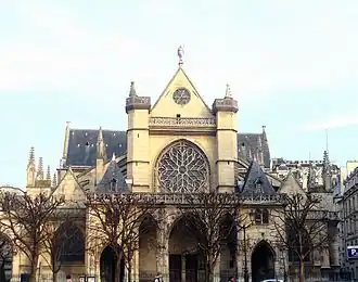 De voorkant van de kerk