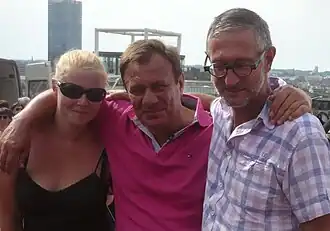 Laetitia Delhez met de vaders van Julie en An (van links naar rechts)