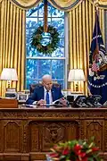 Joe Biden leest zijn toespraak voor de National Christmas Tree Lighting Ceremony, hij heeft een kerstkrans in de Oval Office, 30 november 2023