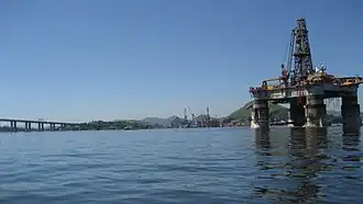 Enkele olieplatformen nabij de Rio-Niteróibrug