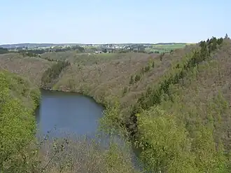 Het stuwmeer van Nisramont met op de achtergrond het plaatsje Nadrin