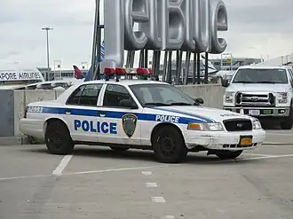 Een Ford Crown Victoria van de Port Authority of New York and New Jersey