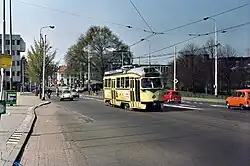 PCC 1162 op lijn 3 richting Station Laan van NOI. Bezuidenhoutseweg, ter hoogte van het Centraal Station. Opname vlak voor ingebruikname Muzenstraatviaduct; 28 mei 1976.
