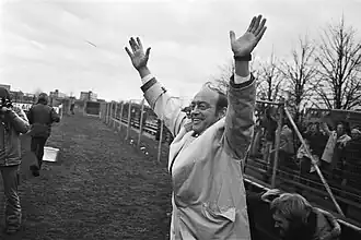 PEC-trainer Alleman juicht na 2-1 bekerzege op Telstar op 20 februari 1977.