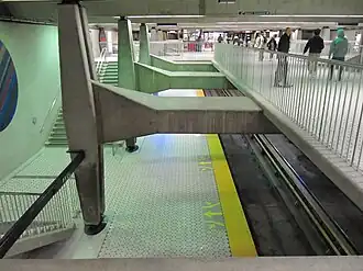 De mezzanine is als het ware opgehangen in het volume van het station.