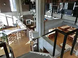 Interieur van de kantoren, met meerdere niveaus en vides