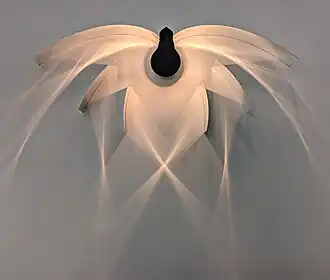 Foto van een doorsnede van een PH-armatuur om te tonen hoe het licht zich verspreidt.