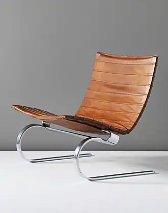 Foto van een loungestoel met een lederen zitting en metalen onderstel. De foto van de stoel is genomen tegen een witte achtergrond.