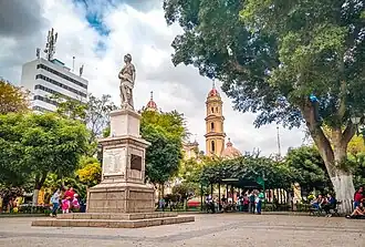 Het plein Plaza de Armas in Piura