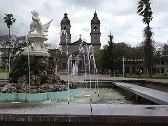 Het plein plaza de los Treinta y Tres Orientales en de katholieke kerk Nuestra Señora Del Carmen in Salto
