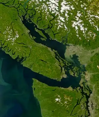 Straat van Georgia centraal bovenaan, de Straat van Juan de Fuca onderaan, Puget Sound rechtsonder, Straat van Johnstone helemaal linksboven. Sedimentatie van de Fraser River duidelijk zichtbaar.
