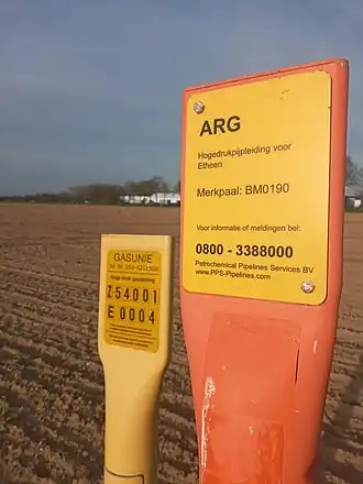 Een oranje ARG-paal van PPS nabij Chemelot