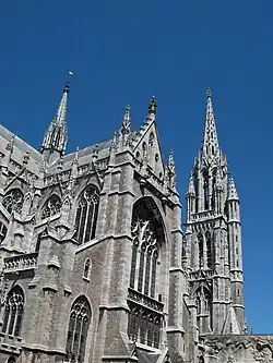 Zijzicht met luchtbogen, steunberen en pinakel